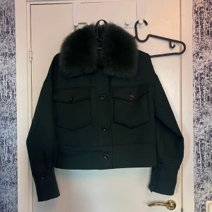 MEOTINE Charlie jacket green  - Säljer min MEOTINE i modellen Charlie green, då jag har två stycken och inte använder den här så mycket! jackan är köpt för 3 månader sen och prislap och en extra knapp följer med! Jackan är köpt på MEOTINE egna hemsida för 3000kr!💚💚Storlek S/M 