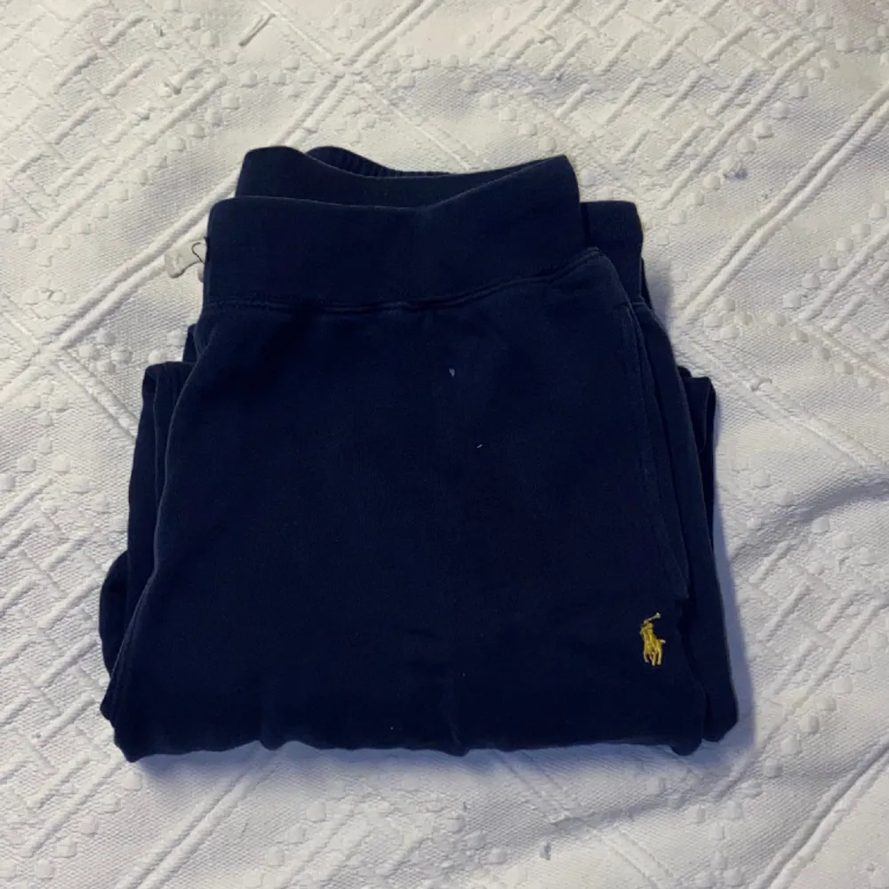 Säljer mina blåa Ralph Lauren byxor då jag vuxit ur dom. Dom är ganska väl använda men i gott skick. Det syns inga märken eller skador. Byxorna passar på dig som är 150-160. Jeans & Byxor.