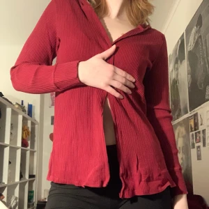 Tunn ”hoodie”  - Väldigt söt tröja som ger lite Bella Swan vibes. Obs! Har inga knappar eller dragkedja. Jag har vanligtvis storlek 36💛