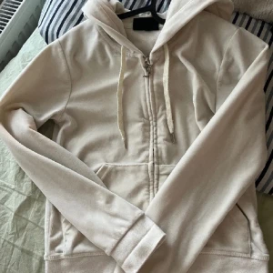 Juicy couture - Vit juicy kofta, äkta. Köpt på Nelly. Säljs för 250 pågrund av skicket (nopprig och fläckig). Storlek XS. 