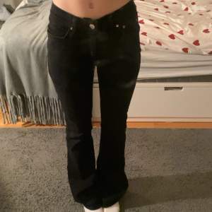 Fina svarta jeans. Midjemåttet är 34 cm och innerbenslängden är 77cm. Ganska mycket slitningar längst ner, se bild 3.💕