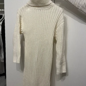 Stickad klänning  - Säljer denna stickade klänningen från H&M, den har aldrig kommit till användning så den är precis som ny!!💕😊