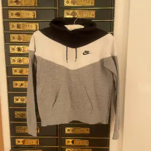 Nike hoodie i storlek S, i bra skick 