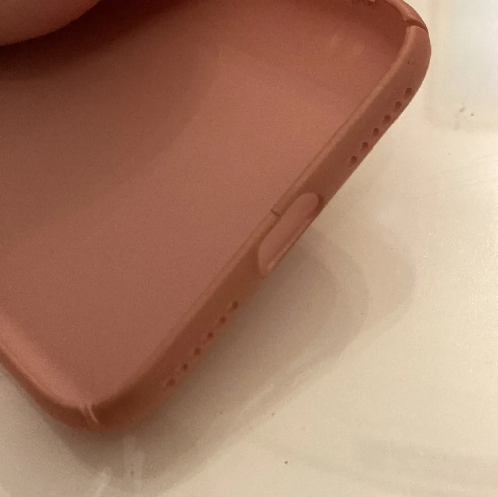 Ett beige/rosa mobilskal som är ”normalt” använd. Men laddar hålet har tyvärr gott sönder men det märks knappt.. Accessoarer.