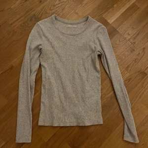 Djerf Avenue-grå ribbad topp - Säljer min djerf avenue topp. Använd ca 3 ggr och är i fint skick❤️