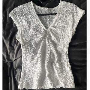 Jag säljer denna så fina tröjan som är oanvänd men tvättad en gång:) Köpt för 350kr🤍 Köpt på MQ men märket är dobber. 