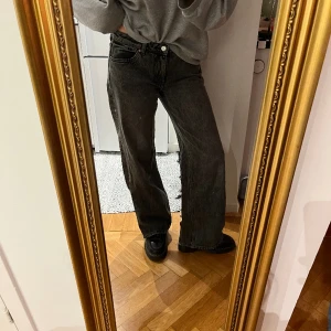 monki jeans  - bra skick! jag är 165 cm lång och brukar ha 38 i stolek! skriv om ni har frågor ⚡️