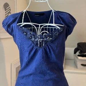 En fin blå Vero Moda topp - En snygg marinblå topp med spätts i fram. Storlek M men den sitter tight så passar även  S. Finns även fler bilder att be om ifall man är intresserad💕