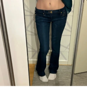Lågmidjade true religion bootcut jeans - Säljer mina lågmidjade bootcut jeans från true religion, de är lite för små för mig och passar någon som är ca 165-170❤️