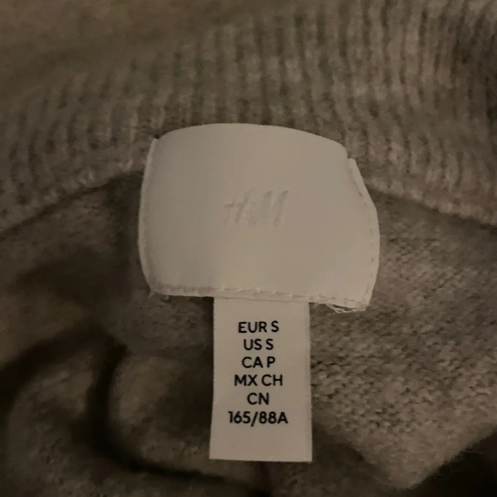 En stickad off shoulder tröja från H&M. Den är i storlek S och beige färgad. Nästan aldrig använd så den är i jättefint skick. Bara att skriva om ni har några frågor💗. Tröjor & Koftor.