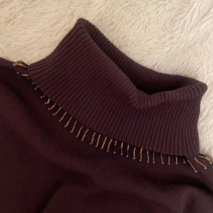 Väst med polokrage - Tröja med polokrage och pärlor. Vet ej vartifrån, sitter som en S. 200kr💕