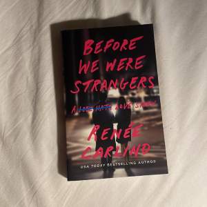 Before We Were Strangers av Renée Carlind. Nästintill ny skick. Nypris på adlibris är 184kr