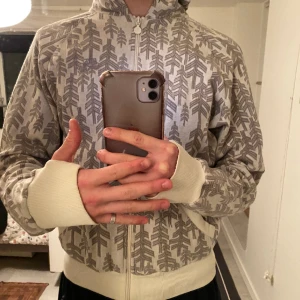 Nike hoodie - Asfet mönstrad nike hoodie med ärmar som man kan sätta tummarna i, typ som vantar, samt som man kan ha som ryggsäck!! Se bild 2. Kan även lägga saker i den då, så jävla najs! 🙌😊