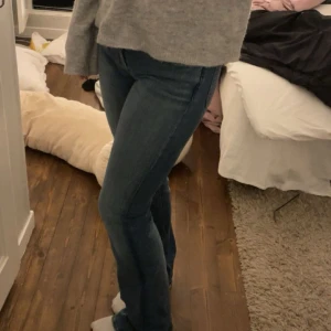 Mörkblå jeans - Säljer dessa mörkblå lågmidjade   jeans ifrån zara i storlek 36💗