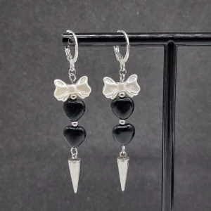 Handgjorda örhängen  - Handgjorda örhängen●Följ :@ekjewelryofficial🤲 ● 💎Material- rostfritt stål, glas och plast ●Örhängeskrokar -rostfritt stål. Nickel fri. Längd -6, 5cm.  Vattentåliga, ändrar inte färgen! Köp för 1st-50kr eller 80kr/paret