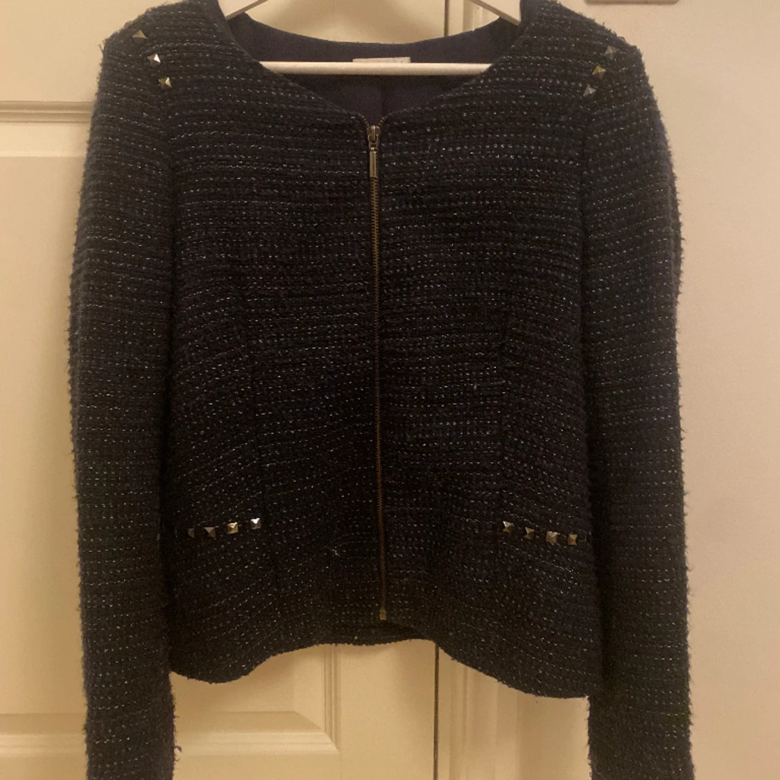 marinblå kofta/jacka med nitar  - 91