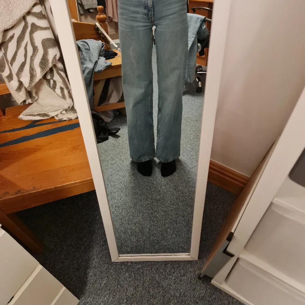 Monki Yoko jeans som är lite för tighta och korta för mig än vad jag hade önskat. Jag är 166cm. Sparsamt använda :). Jeans & Byxor.
