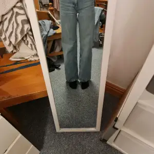 Monki Yoko jeans som är lite för tighta och korta för mig än vad jag hade önskat. Jag är 166cm. Sparsamt använda :)