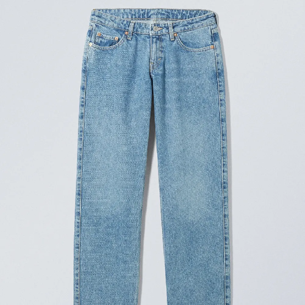 Weekdayjeans i modellen low arrow i storlek 24/30. Älskar verkligen dessa jeans men säljer pågrund av att dom är för små. Är i färgen Harper blue💙Är i bra skick och low waist. Nypris är 590kr. Skriv till mig för fler bilder eller frågor! 💕😊. Jeans & Byxor.