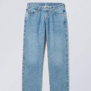 Weekdayjeans i modellen low arrow i storlek 24/30. Älskar verkligen dessa jeans men säljer pågrund av att dom är för små. Är i färgen Harper blue💙Är i bra skick och low waist. Nypris är 590kr. Skriv till mig för fler bilder eller frågor! 💕😊