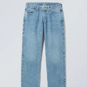 Weekdayjeans i modellen low arrow i storlek 24/30. Älskar verkligen dessa jeans men säljer pågrund av att dom är för små. Är i färgen Harper blue💙Är i bra skick och low waist. Nypris är 590kr. Skriv till mig för fler bilder eller frågor! 💕😊