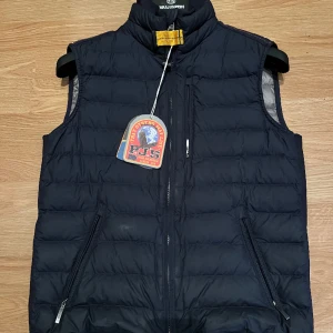Parajumpers väst - Säljer nu min pj väst då jag växt ur den.   Storlek Y-M västen är i väldigt bra skick perfekt för vår, sommar och höst västen är stretch bar