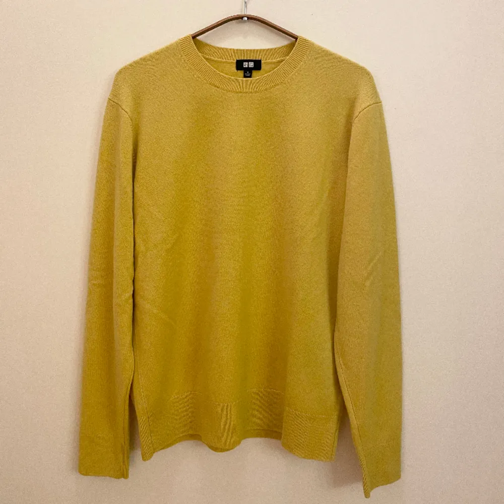 En helt ny tröja i 100% Kashmir från märket Uniqlo. Tröjan har en unik färg av gult som bryter av väldigt bra mot exempelvis blåa jeans. Håll dig varm och snygg under vinterhalvåret!. Tröjor & Koftor.