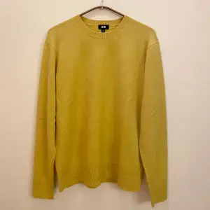 En helt ny tröja i 100% Kashmir från märket Uniqlo. Tröjan har en unik färg av gult som bryter av väldigt bra mot exempelvis blåa jeans. Håll dig varm och snygg under vinterhalvåret!