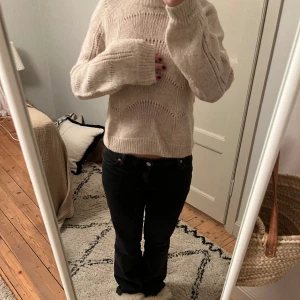 Beige stickad tröja  - Jättefin och gosig stickad tröja, perfekt för att både klä ner och upp!💕