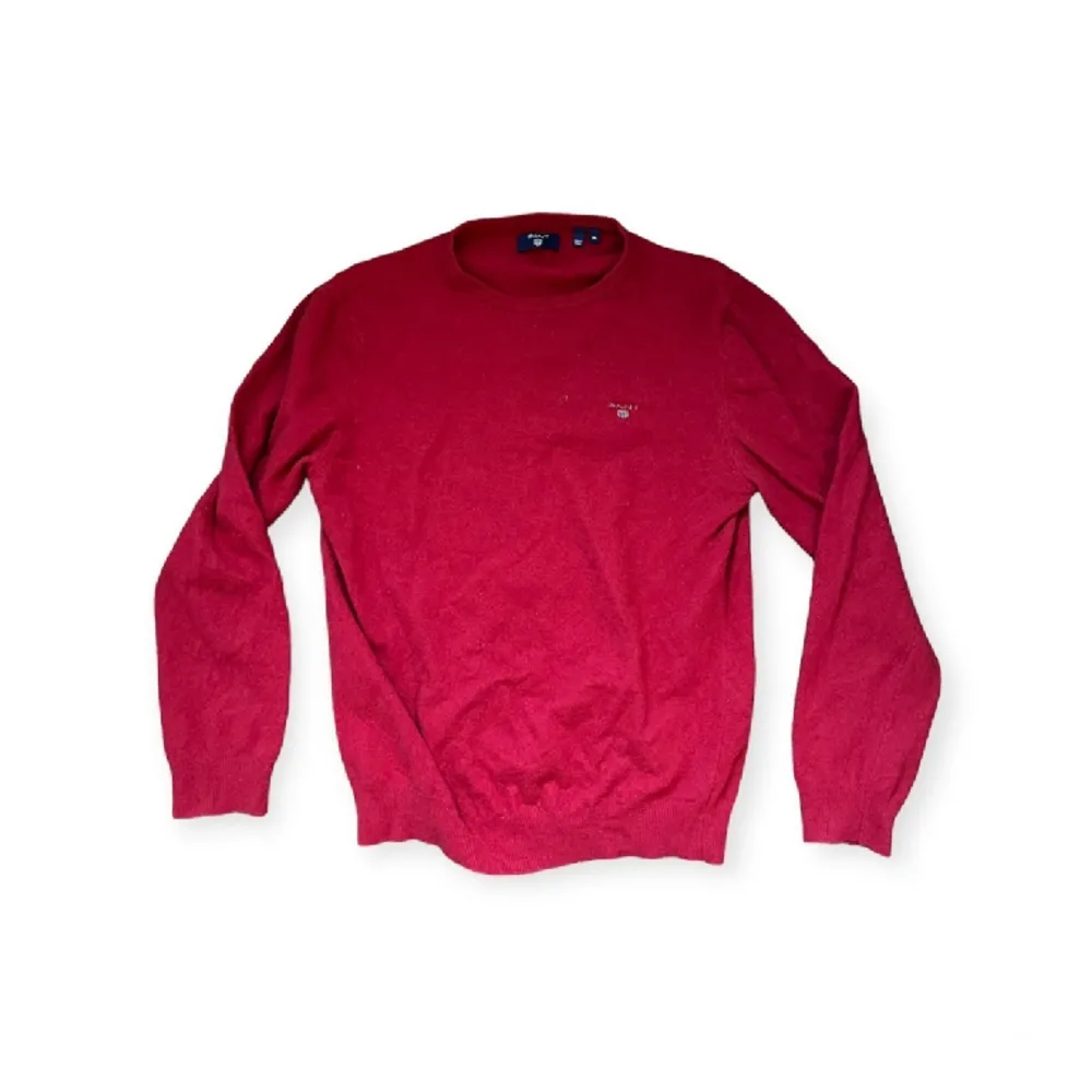 Riktigt fin röd stickad tröja från Gant  Storlek XL men har krympt så passar snarare M/L Finns ett lagat hål mitt på magen. Stickat.