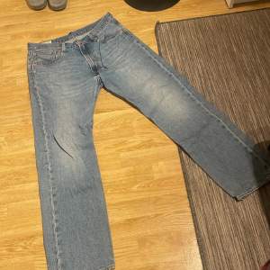 Säljer ett par riktigt snygga Levis jeans som är använda ett par gånger men i ett väldigt gott skick W 32 L 32 