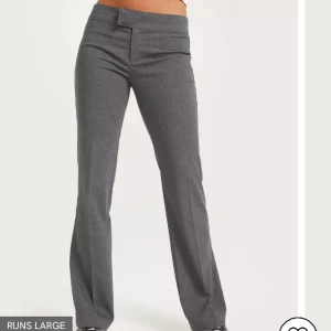Low waist suit pants - Säljer dessa super snygga kostymbyxor i strl 38, från Nelly.  Tyvärr lite för stora för mig. Dom är endast testade 1 gång, lappen sitter kvar. Vill man ha fler bilder fixar jag de!