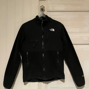 The North Face - fleecejacka- svart - Säljer en mycket fin fleecejacka från North Face!  Skicket är väldigt bra! Storleken är XS.  Nypris går för ca 1700 kr på Zalando! 