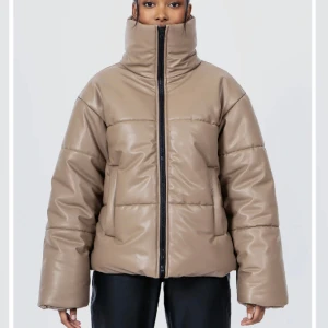 LXA jacka - puffer  - Beige puffer-jacka från LXA i storlek XXS, men skulle passa XS-S då den är väldigt stor i storleken. Säljer då jag beställde två i olika storlekar och glömde returnera. Därav är jackan endast testad och lappar finns kvar. 