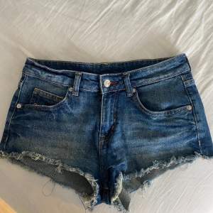 säljer ett par jättefina lågmidjade jeasnshorts från H&M, köpa förra sommaren och säljs inte längre. jag har flera par liknande därav säljer jag dessa💕shortsen är i en 38 men passar mer än 36 alternativt 34💕 köparen står för frakten