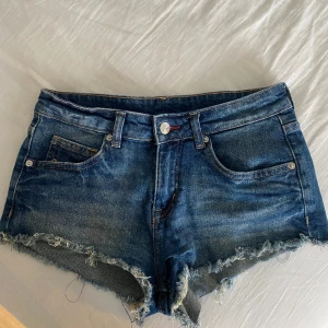 lågmidjade jeansshorts  - säljer ett par jättefina lågmidjade jeasnshorts från H&M, köpa förra sommaren och säljs inte längre. jag har flera par liknande därav säljer jag dessa💕shortsen är i en 38 men passar mer än 36 alternativt 34💕 köparen står för frakten