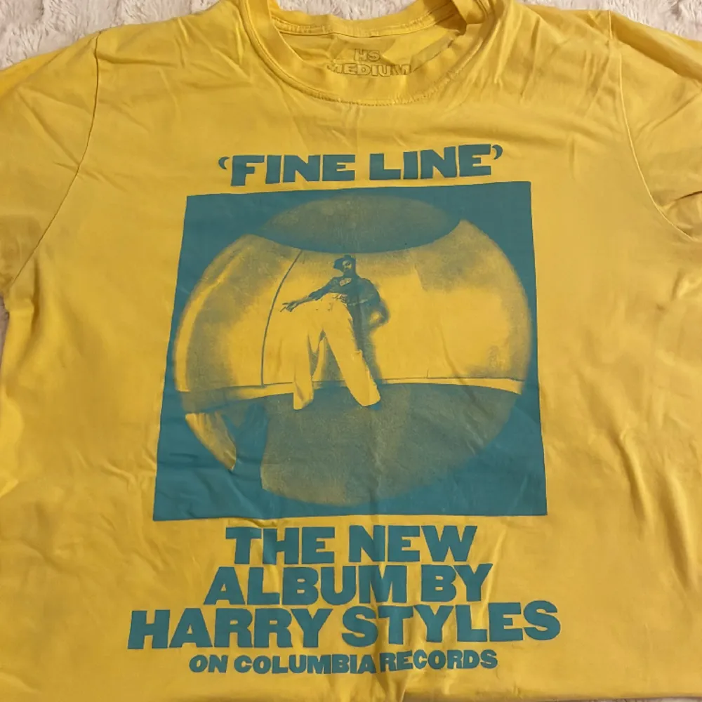 Harry styles limited edition fine line t-shirt i storlek M (oversized). Den är köpt på Harry’s hemsida och är sparsamt använd. . T-shirts.