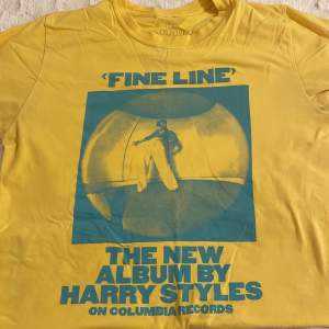 Harry styles limited edition fine line t-shirt i storlek M (oversized). Den är köpt på Harry’s hemsida och är sparsamt använd. 