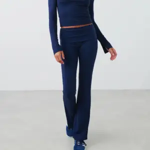 Ett par folded pants i blått från Gina tricots soft touch collection. Är i storlek xs men satt lite konstigt på mig så säljer dem! 🤍
