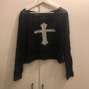 en crochet tröja med kors på som passar bra som layering tröja, har en likadan så denna är aldrig använd och har inga defekter 💗