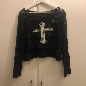 stickad tröja - en crochet tröja med kors på som passar bra som layering tröja, har en likadan så denna är aldrig använd och har inga defekter 💗