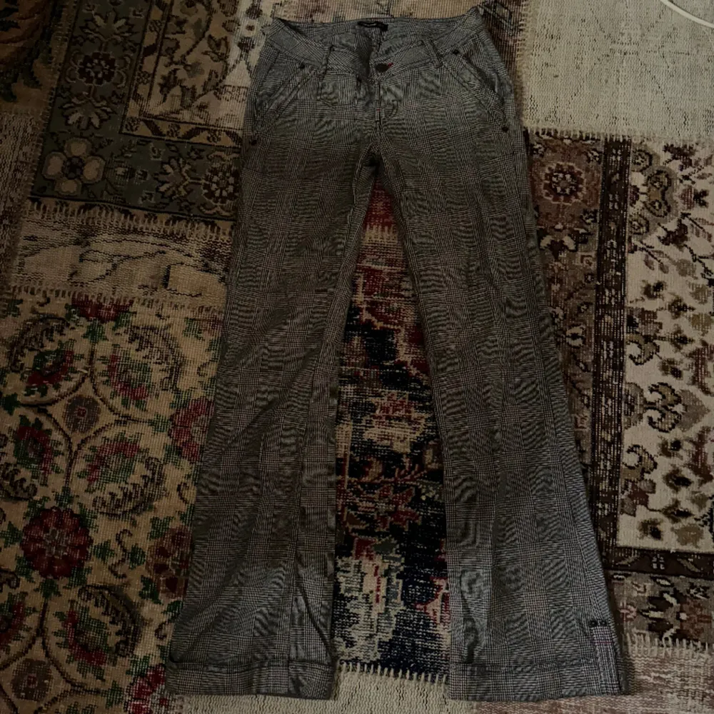 Så fina rutiga lågmidjade kostymbyxor köpta secondhand!. Jeans & Byxor.