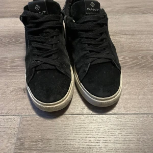 Gant skor - Svarta gant skor  Stl 41  Nypris 1199:- Använd skick