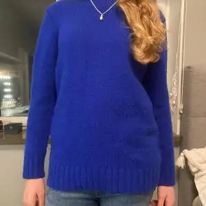 Säljer denna skitsnygga marinblåa stickade tröjan från Zara ❤️