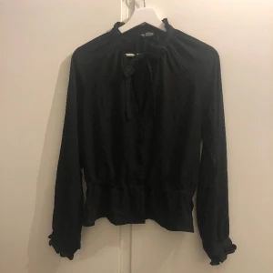 lolita - världens finaste tröja som jag har skjutit upp att göra mig av med men det är tyvärr dags då den är alldeles för liten, flowy och så vacker både uppklädd och vardagligt, Inga defekter, väldigt bra skick 💗