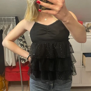 Glittrig topp - Supersöt topp men är tyvärr för liten, skulle säga xs ev xxs.🤍