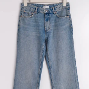 Jeans från Gina - Ett par straight jeans från Gina som inte passar mig. Första bilden är ett par liknande! Fler och bättre bilder vid intresse💕