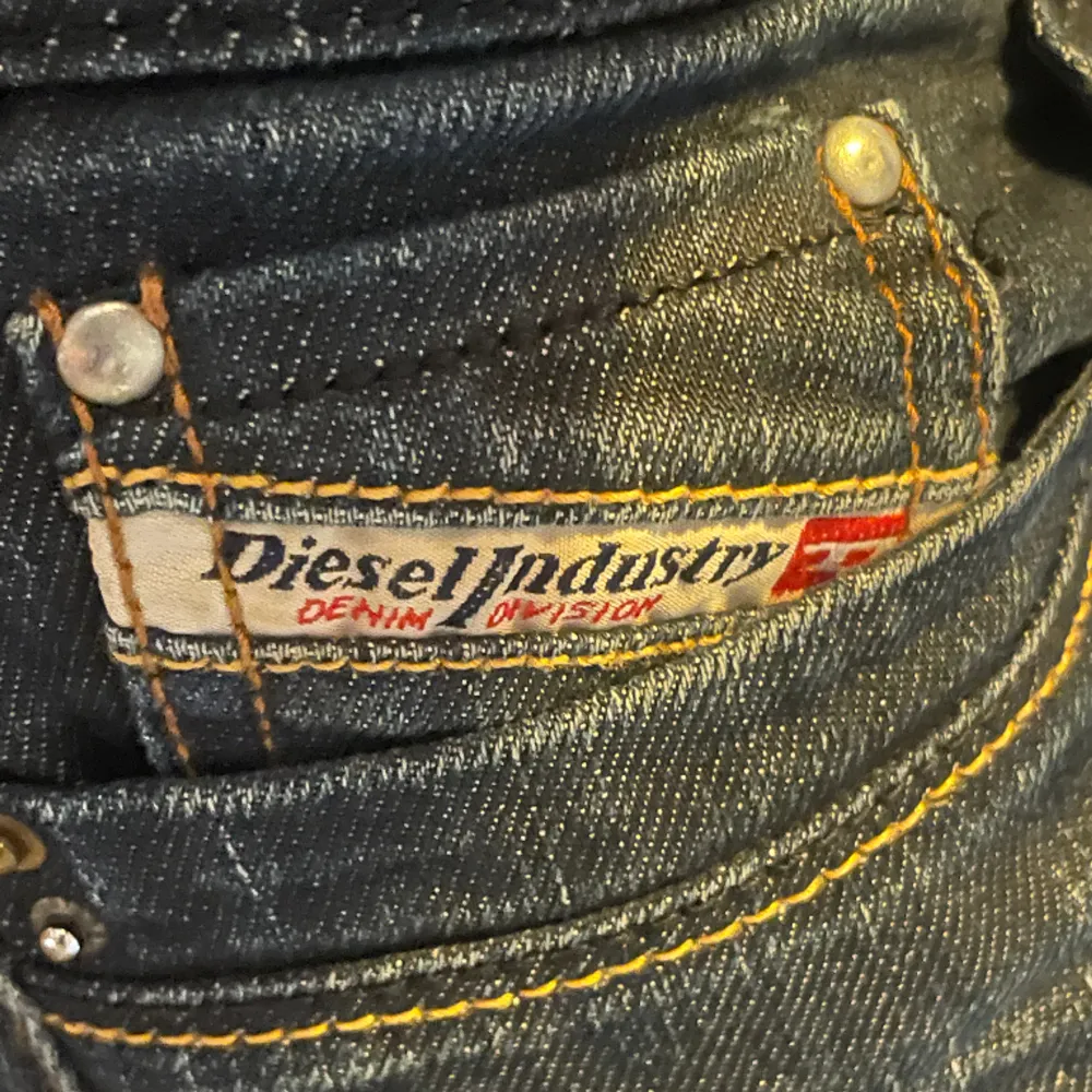Skit snygga mörkblå Diesel jeans som är lågmidjade och raka i form.   Waist: 38cm (liggandes) Innerben: 78cm. Jeans & Byxor.