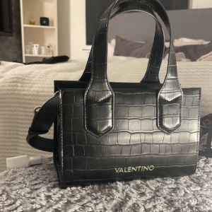 Valentino väska - Säljer denna valentino väska, köpt på zalando för 1000, fint skick. Säljer pga att den inte kommer till användning 