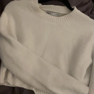 Stickad tröja  - Super söt stickad tröja från zara, knappt använd så inga skavanker alls. Pris kan diskuteras 